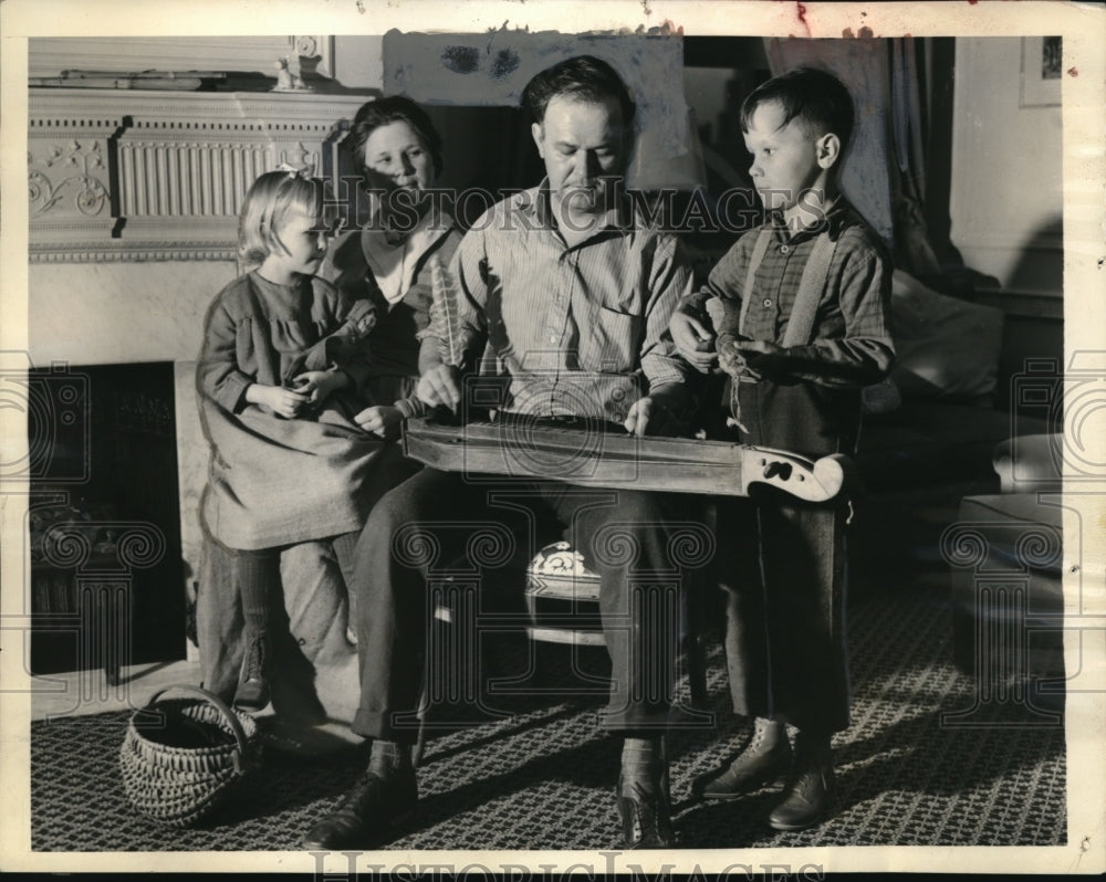 1940 Press Photo NYCClark Quillet & his family playing music - ned00170