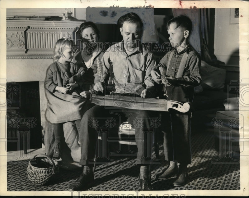 Load image into Gallery viewer, 1940 Press Photo NYCClark Quillet &amp; his family playing music - ned00170
