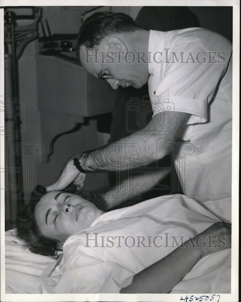 1939 Press Photo La Calif Nurse Paul G Wells & patient Juanita Dickason shot