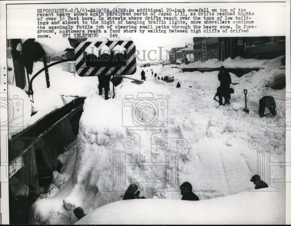 1963 Press Photo Nagoka Japan 20 inch snowfall & huge drifts
