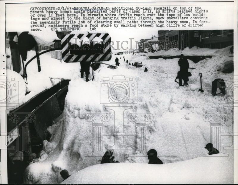 Load image into Gallery viewer, 1963 Press Photo Nagoka Japan 20 inch snowfall &amp; huge drifts
