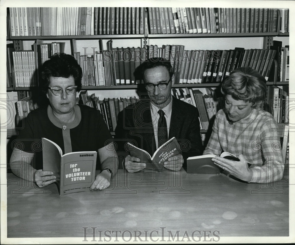 1969 Press Photo Dr. Lichtenstein reading "For the volunteer tutor"
