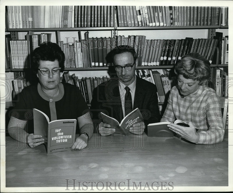Load image into Gallery viewer, 1969 Press Photo Dr. Lichtenstein reading "For the volunteer tutor"
