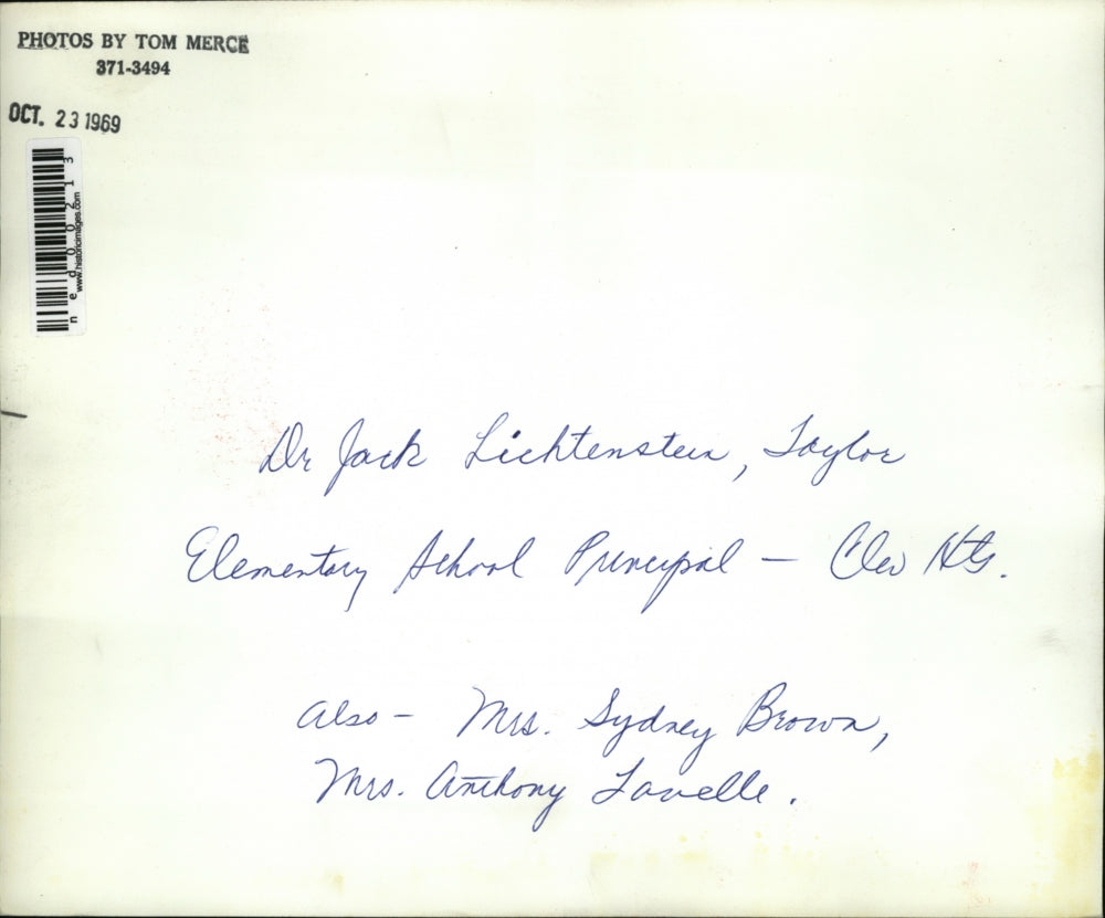 1969 Press Photo Dr. Lichtenstein reading "For the volunteer tutor"