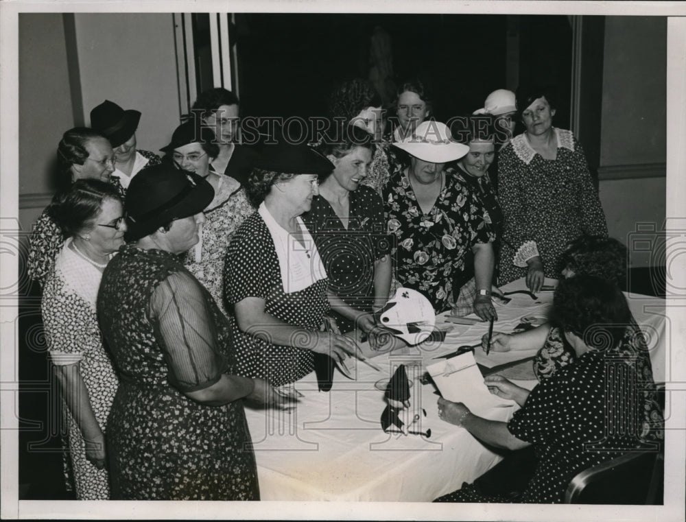 1937 Press Photo Women registering for the 49th Order of the Moose convention
