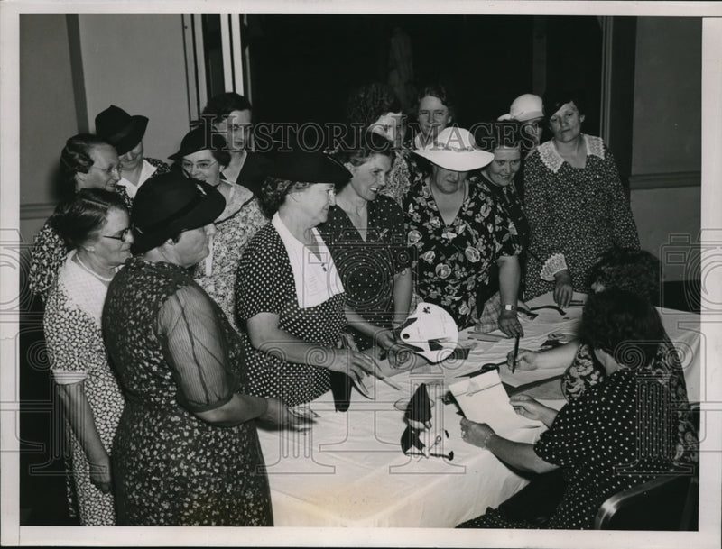 Load image into Gallery viewer, 1937 Press Photo Women registering for the 49th Order of the Moose convention
