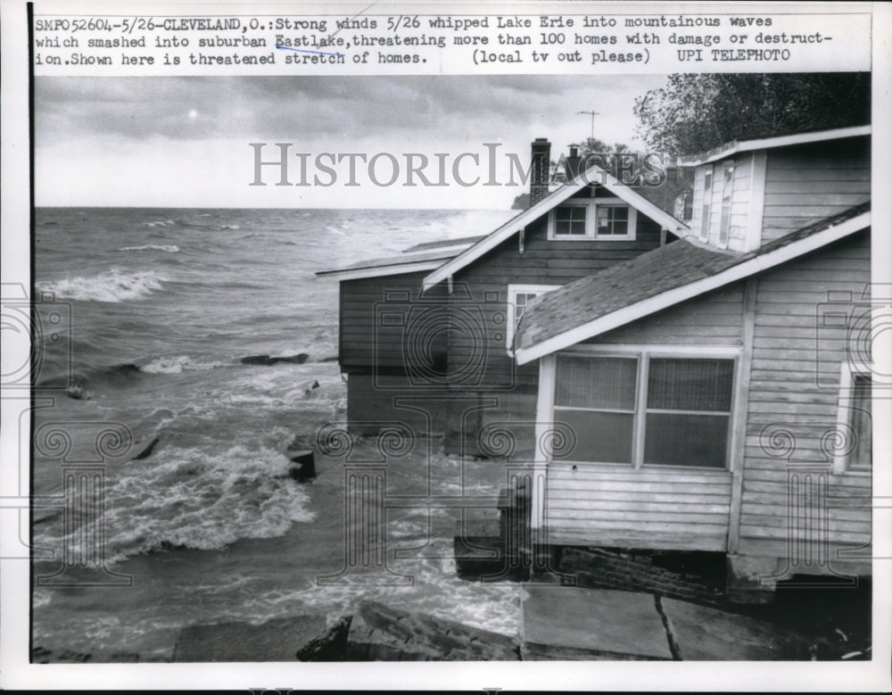 1961 Press Photo Cleveland Ohio Strong winds/waves off of Lake Erie damage homes