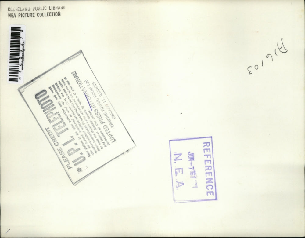 1961 Press Photo Cleveland Ohio Strong winds/waves off of Lake Erie damage homes