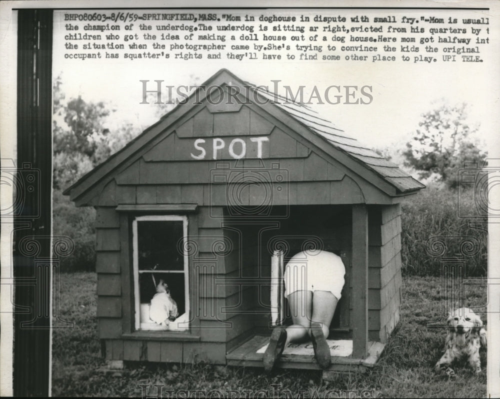 1959 Press Photo Springfield Mass "Mom in doghouse in dispute with small fry"