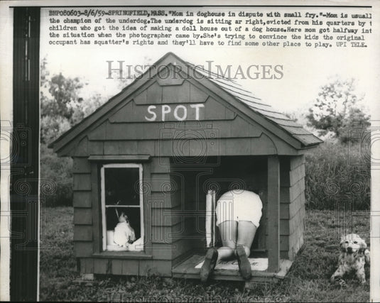 1959 Press Photo Springfield Mass "Mom in doghouse in dispute with small fry"