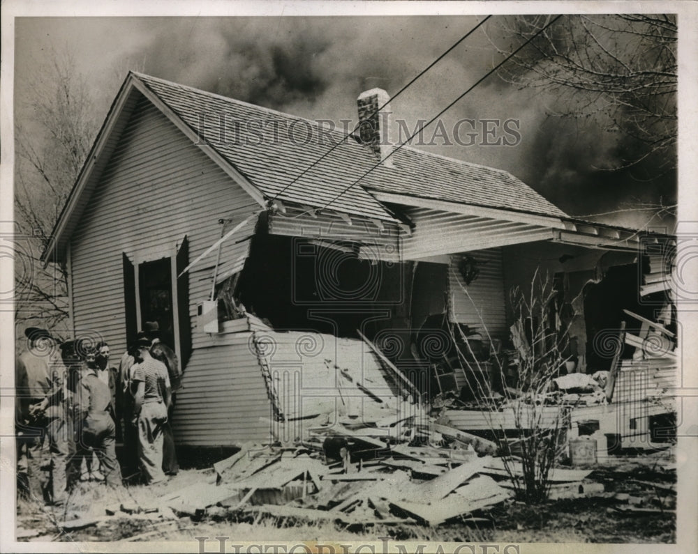 1944 Press Photo A butane gas transport truck exploded and wrecked a home.