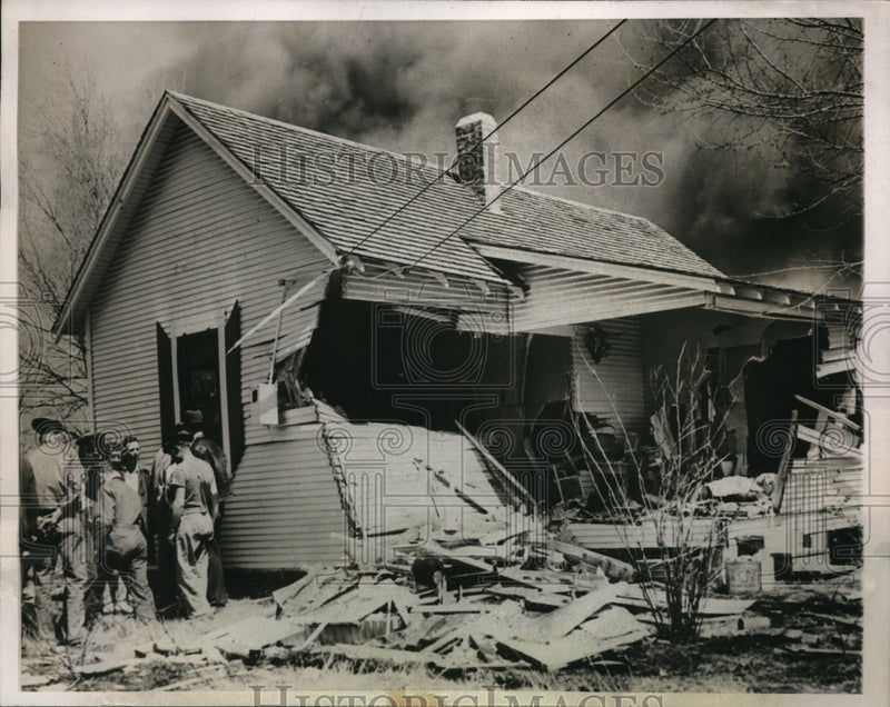 Load image into Gallery viewer, 1944 Press Photo A butane gas transport truck exploded and wrecked a home.
