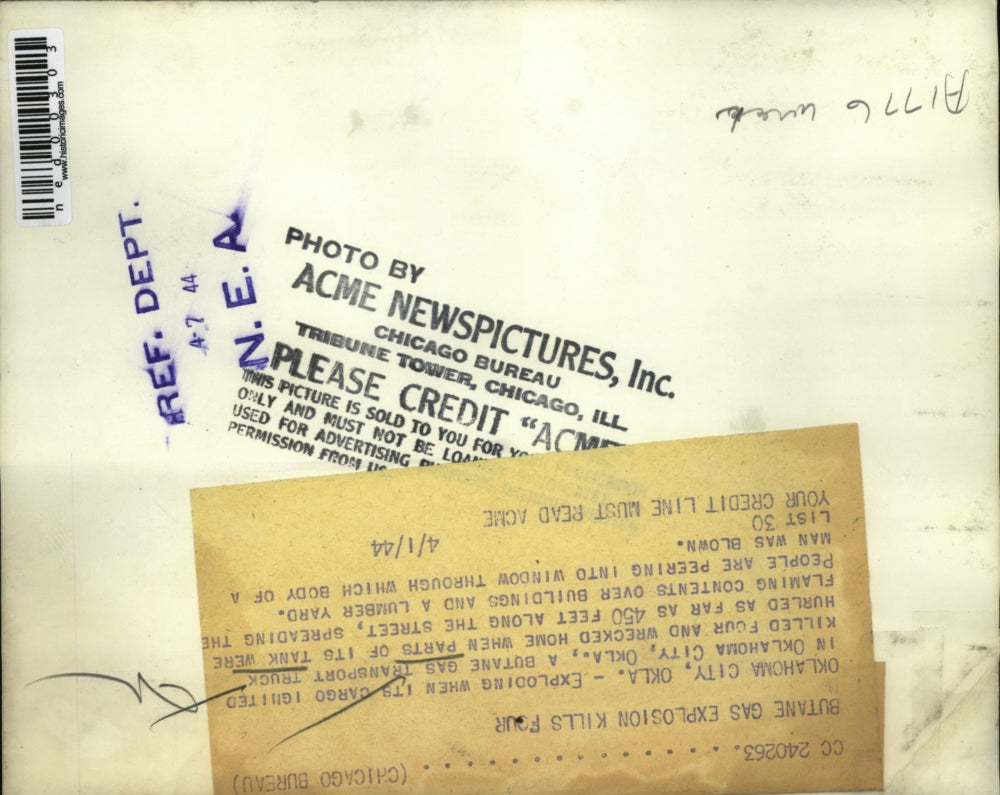 1944 Press Photo A butane gas transport truck exploded and wrecked a home.