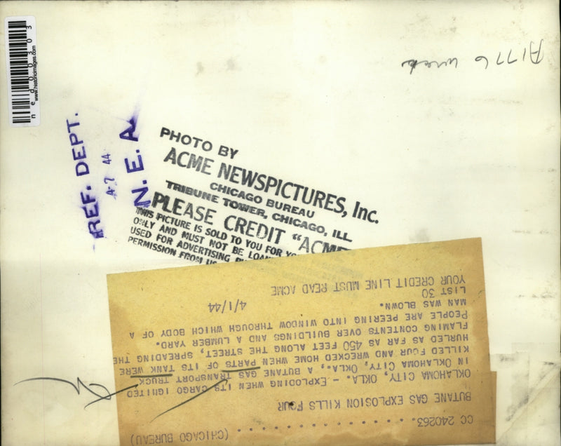 Load image into Gallery viewer, 1944 Press Photo A butane gas transport truck exploded and wrecked a home.

