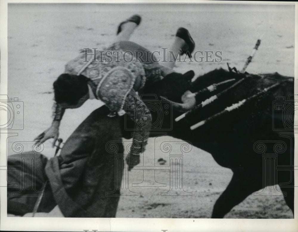 1963 Press Photo Jose Simoes as the bull caught him with his horns - ned00309