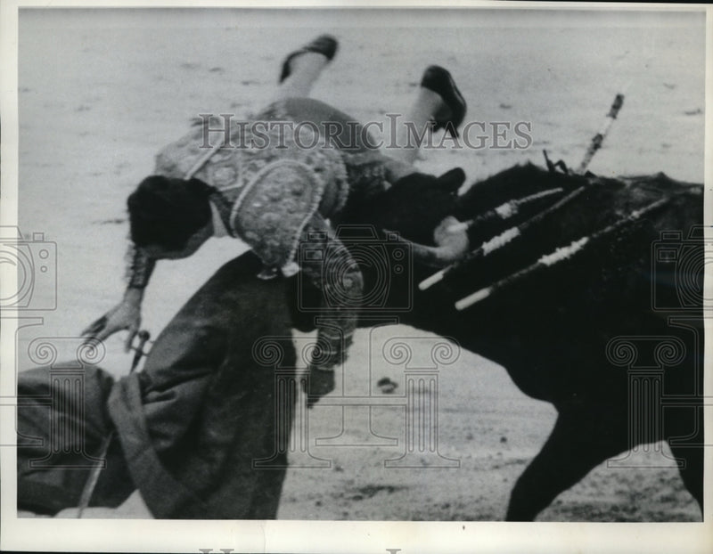 Load image into Gallery viewer, 1963 Press Photo Jose Simoes as the bull caught him with his horns - ned00309
