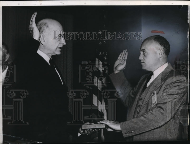Load image into Gallery viewer, 1952 Press Photo WashingtonDC Eugene Zuckert sworn into Atomic Energy Commission
