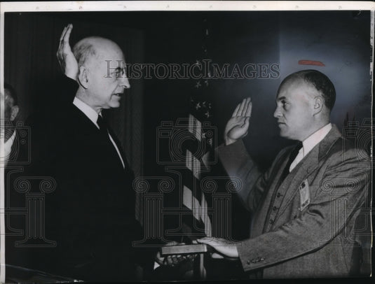 1952 Press Photo WashingtonDC Eugene Zuckert sworn into Atomic Energy Commission