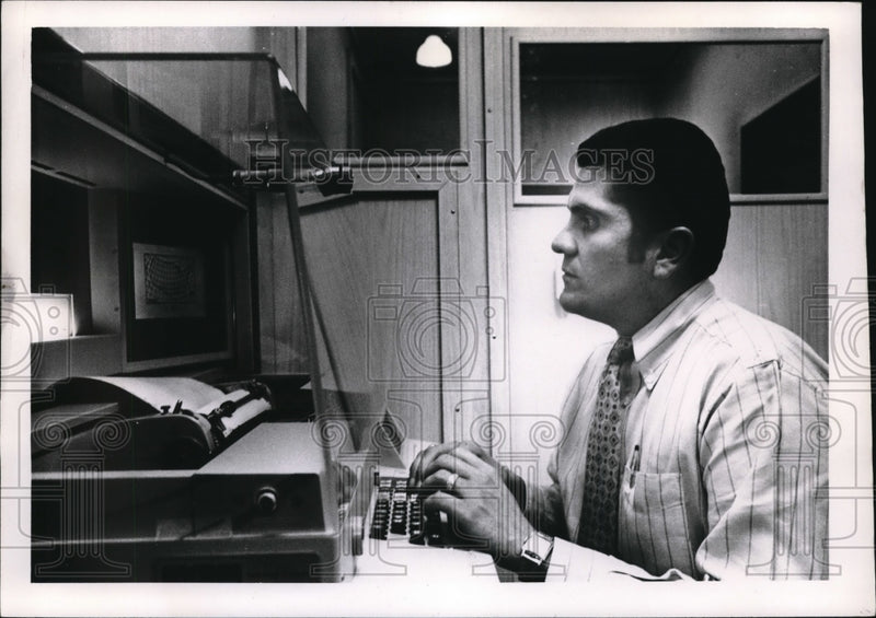 Load image into Gallery viewer, 1950 Press Photo John Hernandis Text reading ability with talking typewriter
