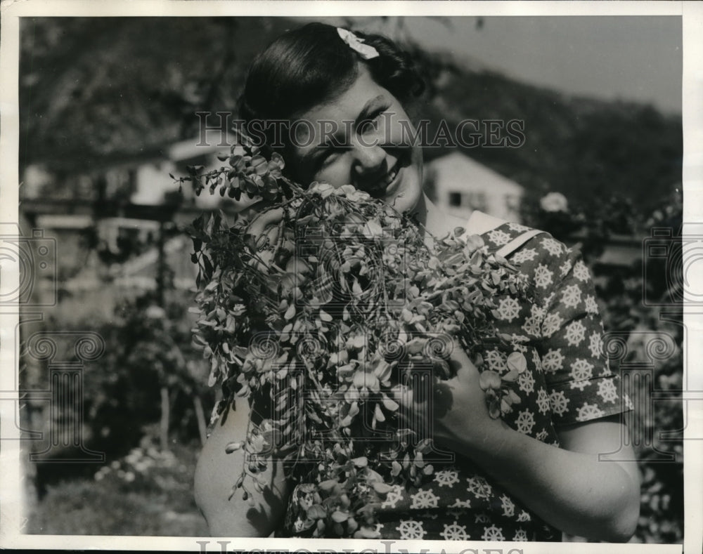 1936 Press Photo Barbara Hollingsworth with a huge vine of Wistaria - ned00365