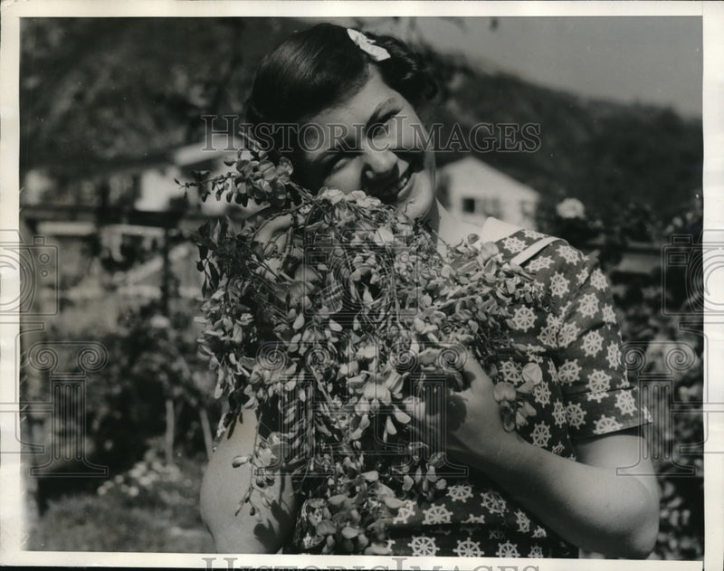 Load image into Gallery viewer, 1936 Press Photo Barbara Hollingsworth with a huge vine of Wistaria - ned00365
