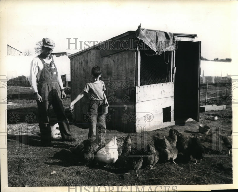 Load image into Gallery viewer, 1945 Press Photo Mr Wilford Rose and Son Eugene feeding their Chickens
