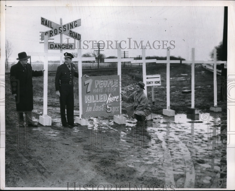1955 Press Photo RR crossing at Crown Point Ind & sign tells of 7 killed there