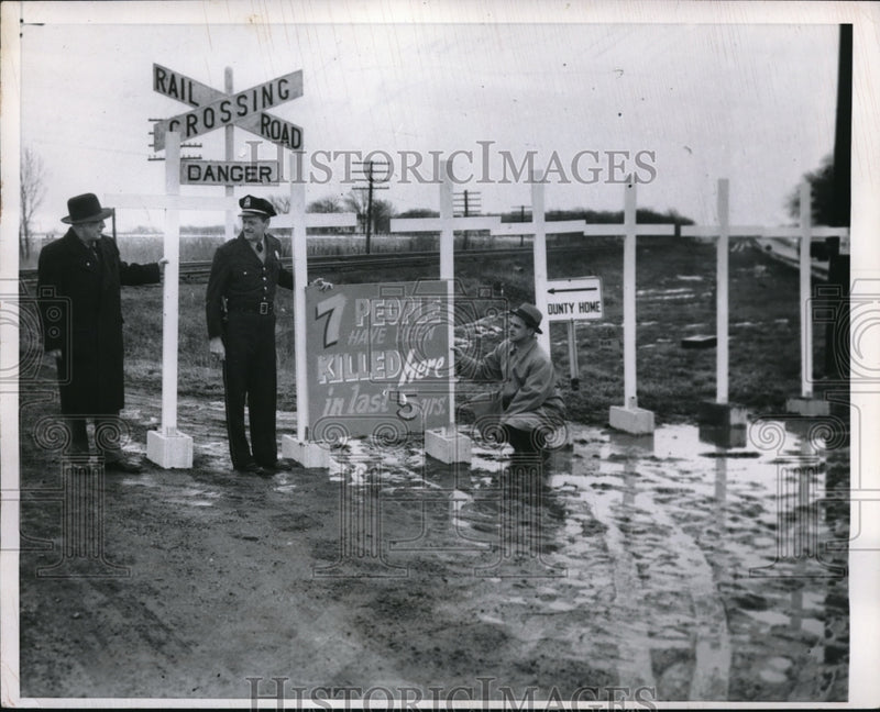 Load image into Gallery viewer, 1955 Press Photo RR crossing at Crown Point Ind &amp; sign tells of 7 killed there
