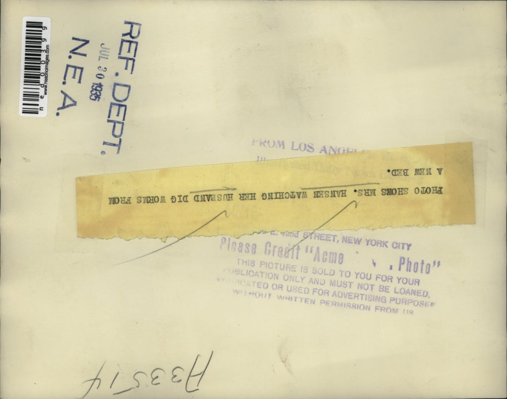 1935 Press Photo Mr & Mrs Hasen dig new bed for a garden