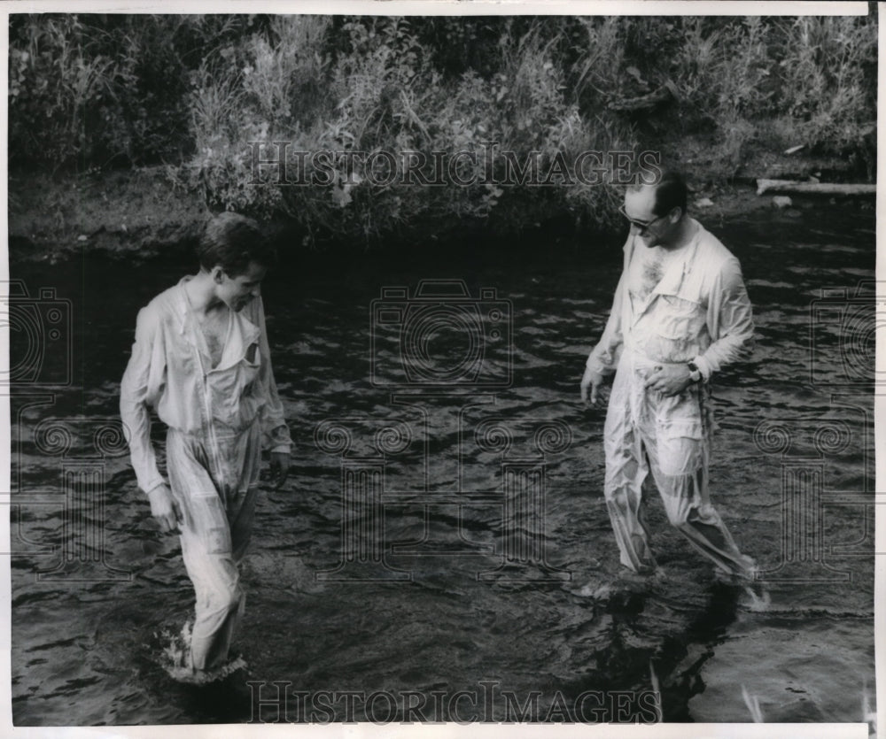 1959 Press Photo Little Rock Conn Race drivers cool off in a river after finish