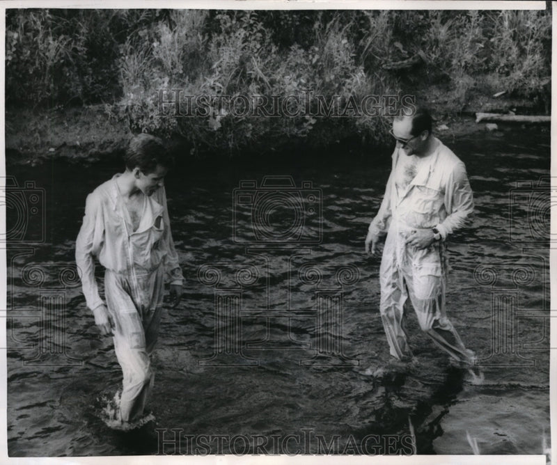 Load image into Gallery viewer, 1959 Press Photo Little Rock Conn Race drivers cool off in a river after finish
