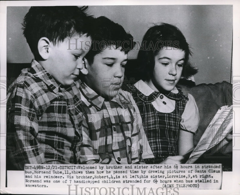 Load image into Gallery viewer, 1951 Press Photo Detroit Mich Normend, Robert &amp; Lorraine Dube home safe
