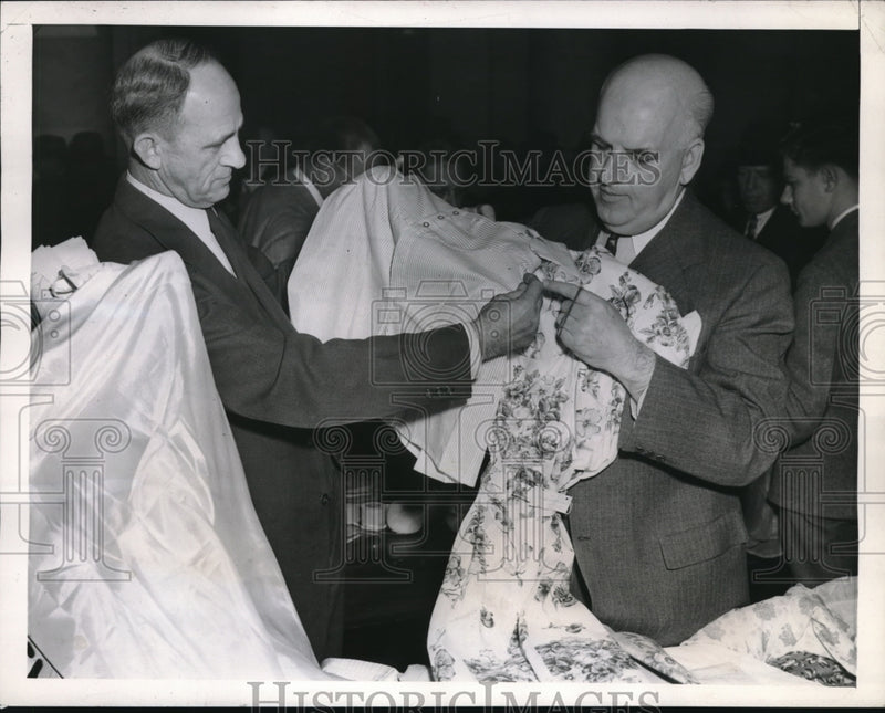 Load image into Gallery viewer, 1944 Press Photo Dc Rep Stephen Pace of Ga &amp; Charles Everett of Cotton Inst.
