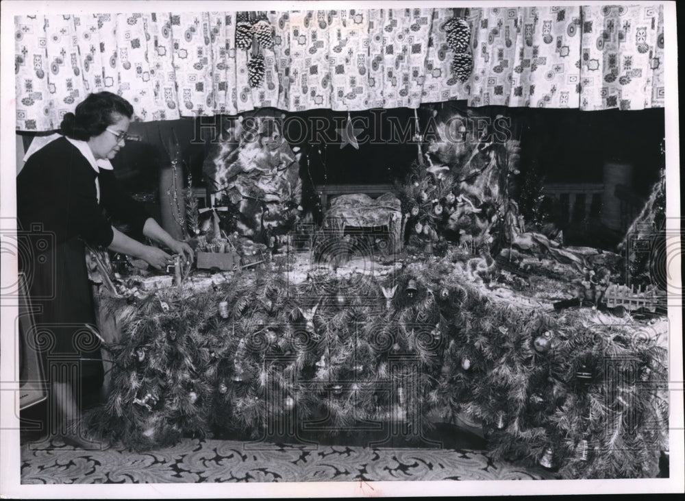 1961 Press Photo Mrs Domenic Morelli & nativity scene in Cleveland Ohio