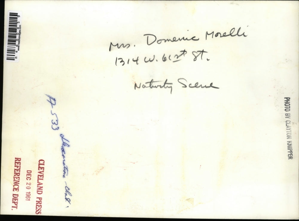 1961 Press Photo Mrs Domenic Morelli & nativity scene in Cleveland Ohio