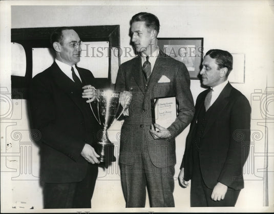 1935 Press Photo Receiving award from Dr. E. Leroy is Kenneth Kashagen