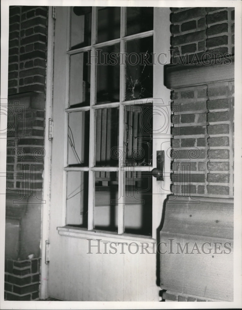 1953 Press Photo A hoimes door with windows broken out