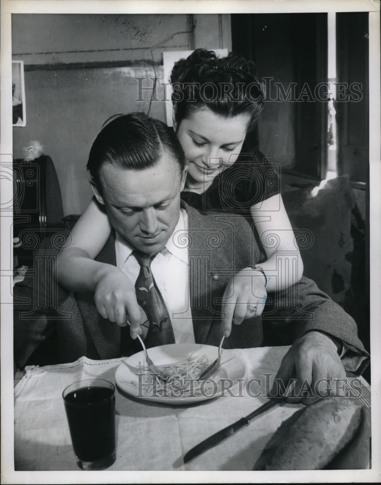1951 Press Photo George Fortin & bride Niona at her family home in Italy