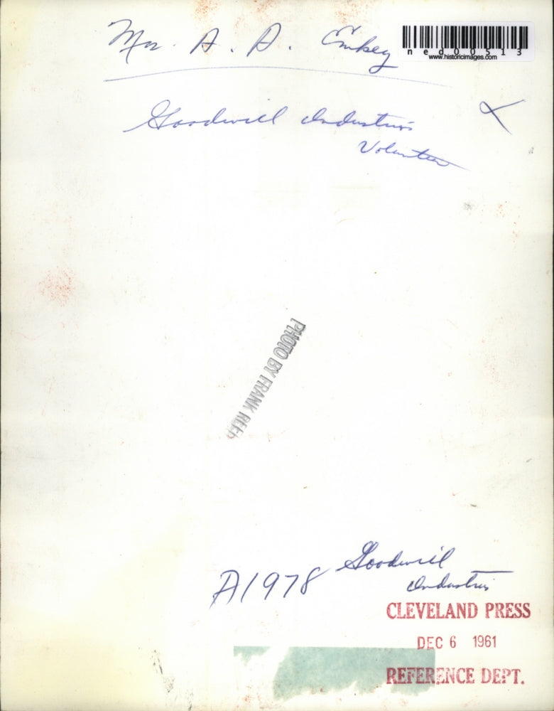 1961 Press Photo Mrs AA Embley Goodwill volunteer fixes dolls at store