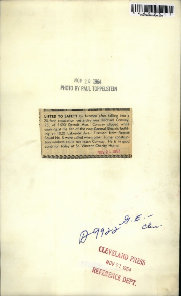 1964 Press Photo Firemen rescue M Conway from construction accident