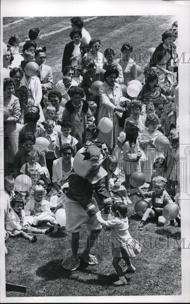 1962 Press Photo Donald Duck at 4 Year Old Birthday Party Euclid Glenville Hosp