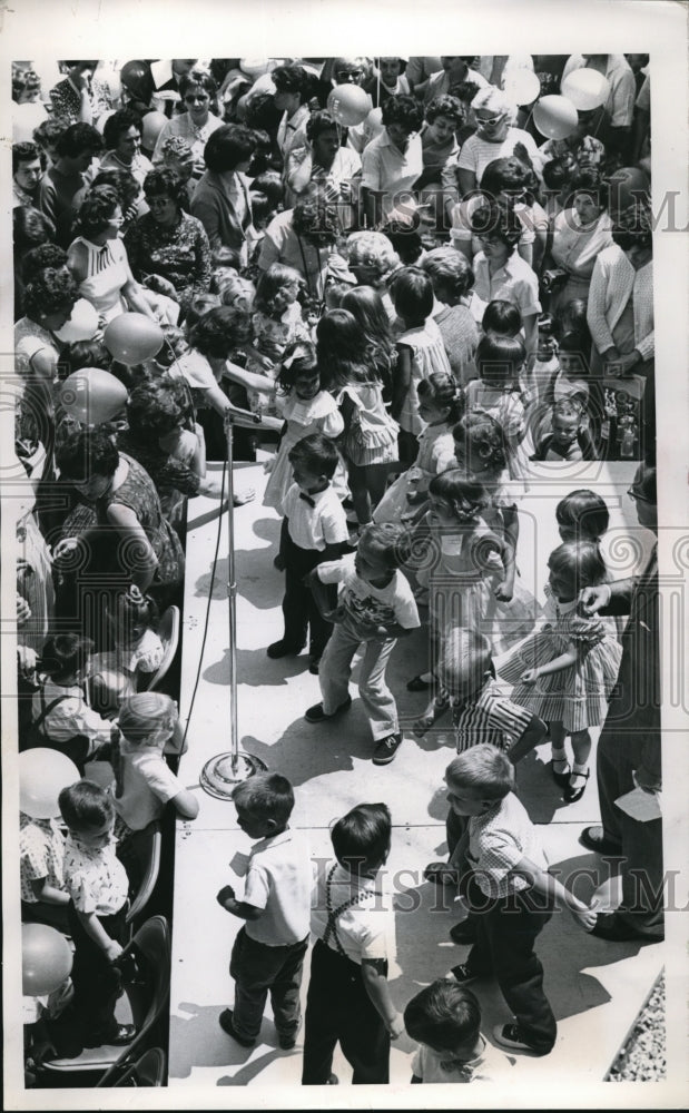 1962 Press Photo Baby Day at Euclid Glenville Hospital For Babies Born in 1958