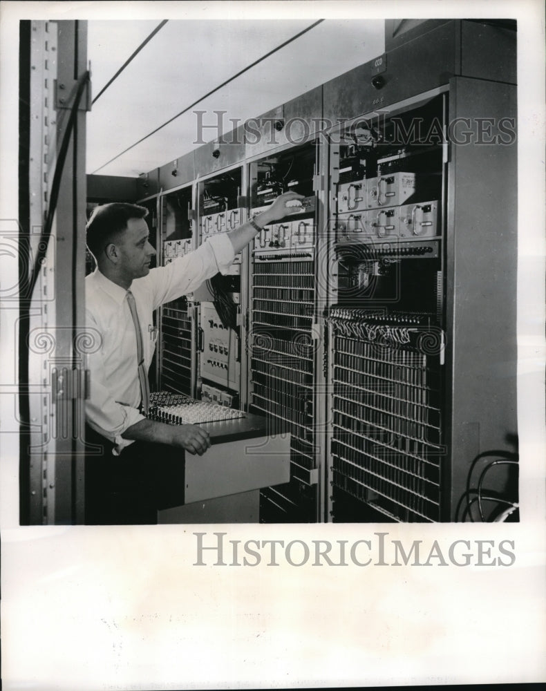 Load image into Gallery viewer, 1960 Press Photo Daniel Danielson of Bell Telephone Labs test circuitry
