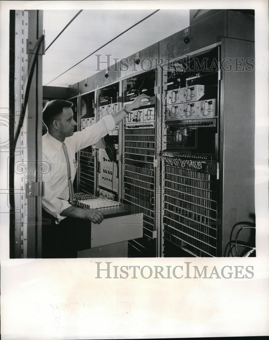 1960 Press Photo Daniel Danielson of Bell Telephone Labs test circuitry