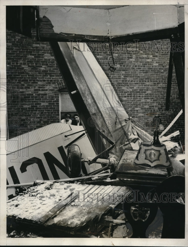 Load image into Gallery viewer, 1932 Press Photo Pilot Louis Knighten and homeowner killed in roof plane crash

