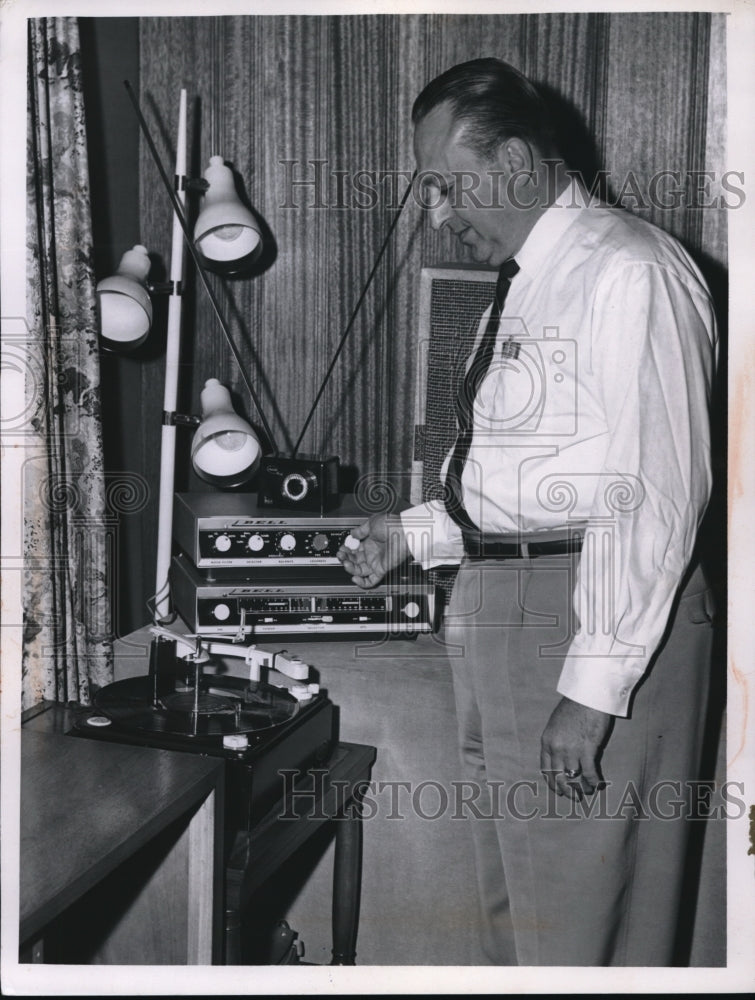 1959 Press Photo Irv Bettes owner of Nat'l Radio Center fixing auxiliary antenna