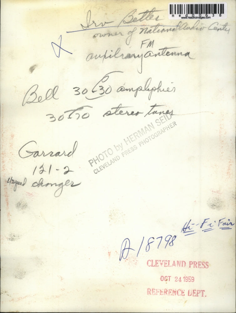 1959 Press Photo Irv Bettes owner of Nat'l Radio Center fixing auxiliary antenna