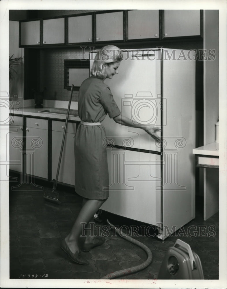 1965 Press Photo Easy Roll out refigerator makes cleaning easier