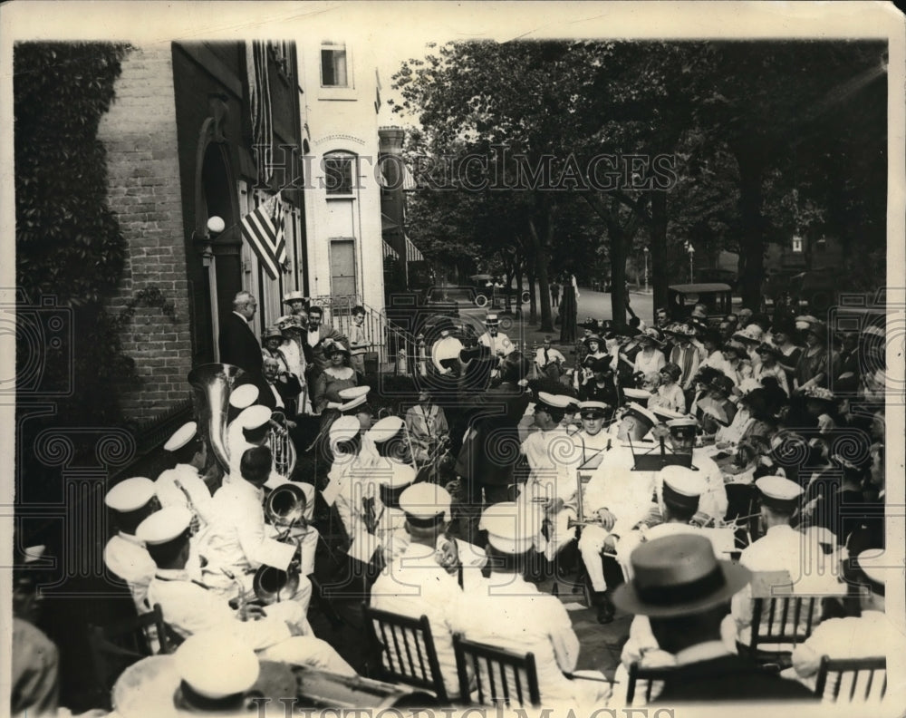 1923 Press Photo Daughters of the Revolution unveil tablet to mark Monroes