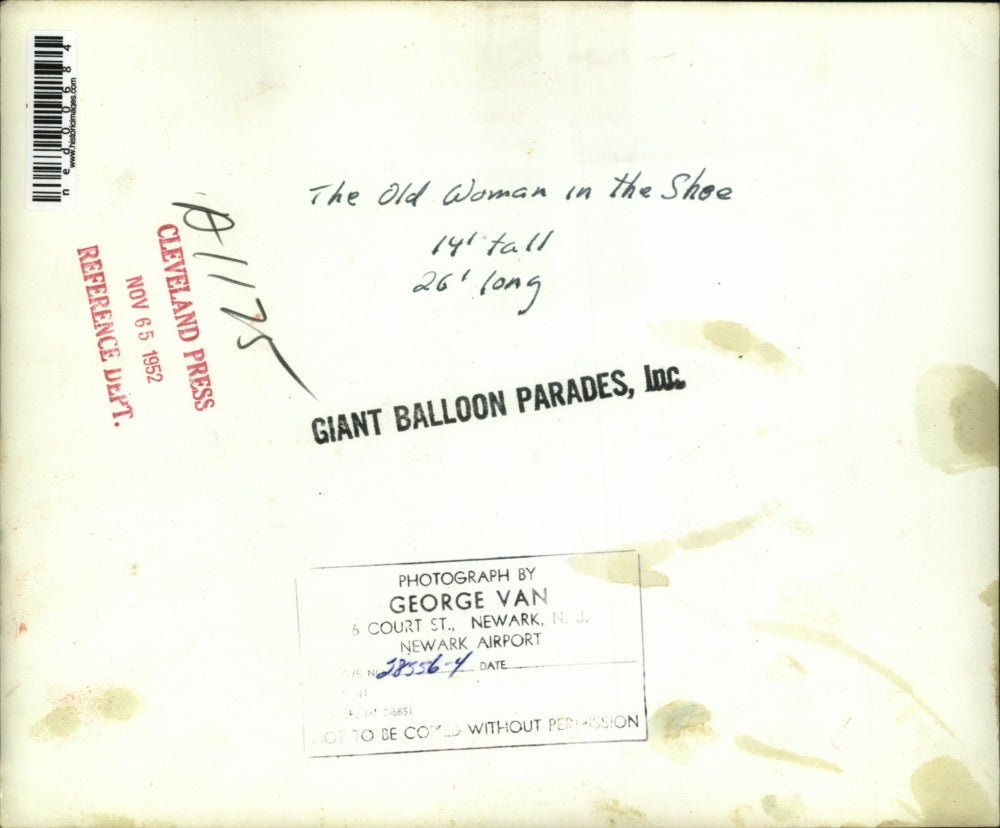 1952 Press Photo The Old Woman in the Show, 14' tall and 26' long 1949 Parade